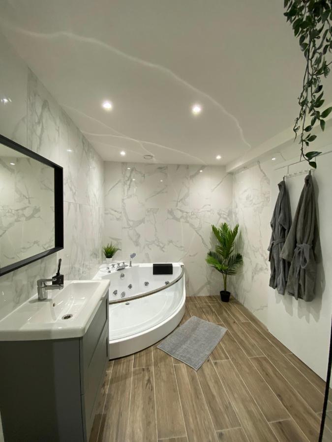 Capsule Groovy-Jacuzzi-Sauna-Billard-Netflix- Nintendo Switch & Jeux Mons Esterno foto