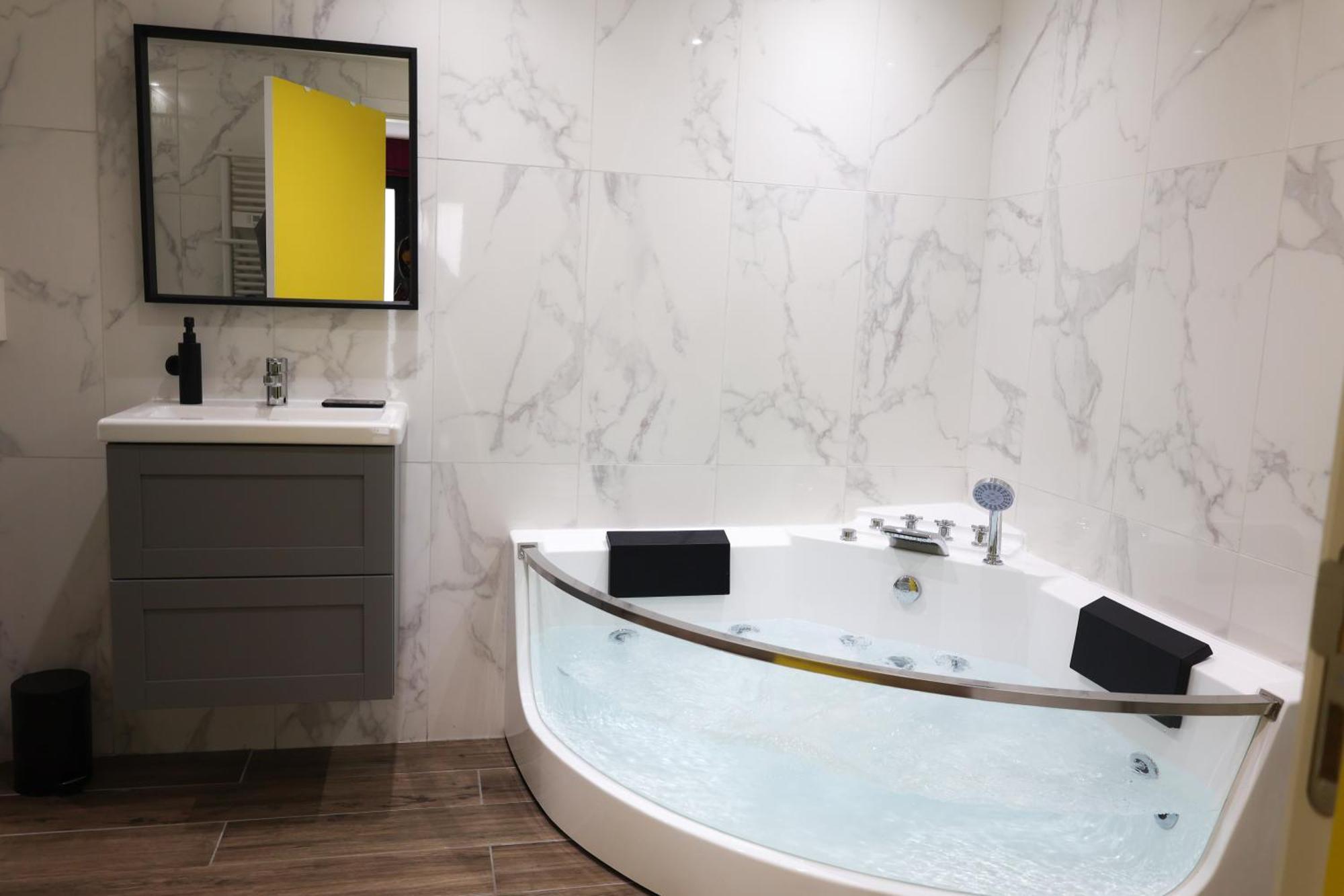 Capsule Groovy-Jacuzzi-Sauna-Billard-Netflix- Nintendo Switch & Jeux Mons Esterno foto